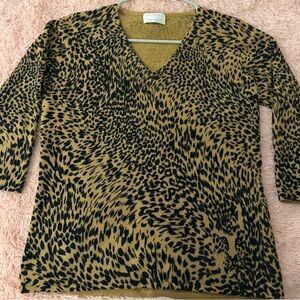 Soft V-neck sweater with bold animal print